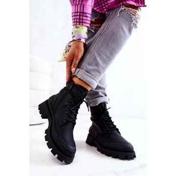 Divatos, fekete női csizma