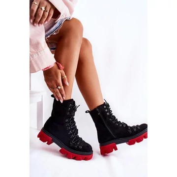 Női, fekete bakancs, piros talppal