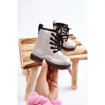Ezüst, lakkozott csizma, lányoknak