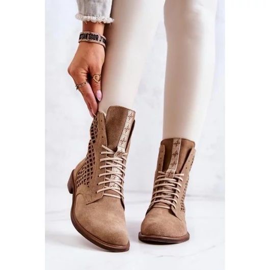 Divatos, női áttört csizma, bézs színben