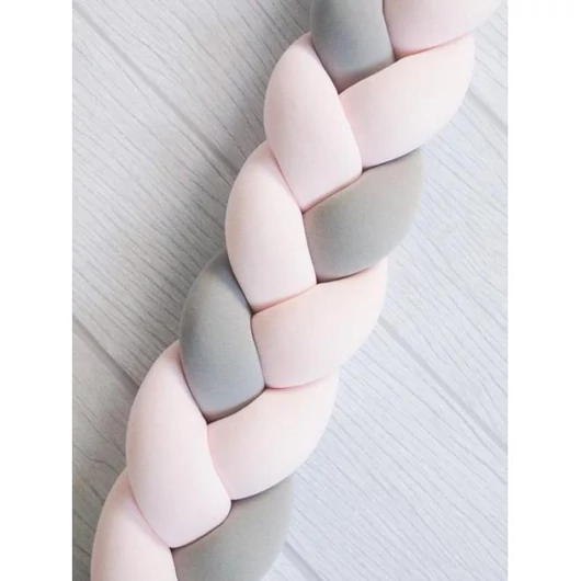 Rózsaszín-szürke színű, fonott rácsvédő a kiságyhoz