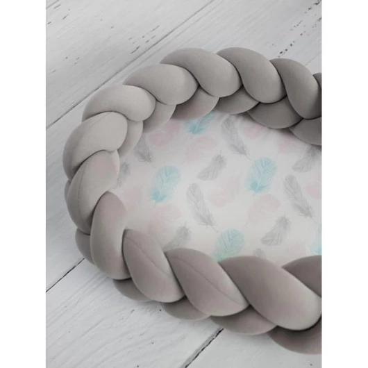 Fonott babafészek, 2 az 1-ben - szürke / színes tollak