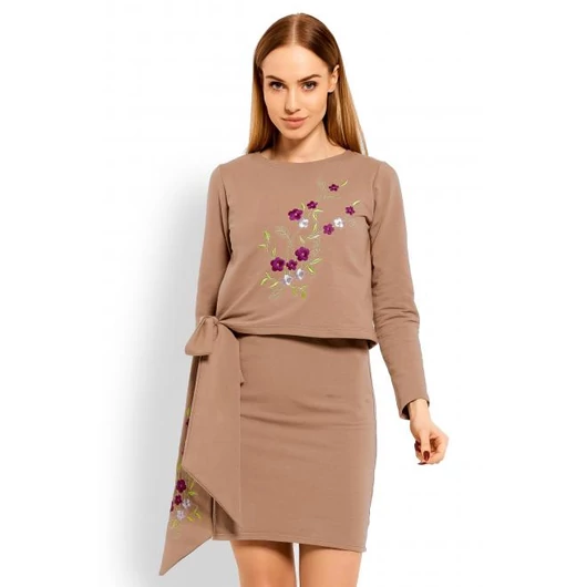 Cappuccino színű ruha hímzett virágokkal és masnival hölgyeknek