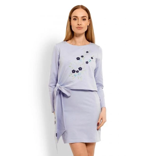 Kék színű ruha hímzett virágokkal és masnival hölgyeknek