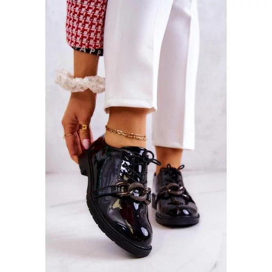 Lakkozott, fekete női cipő