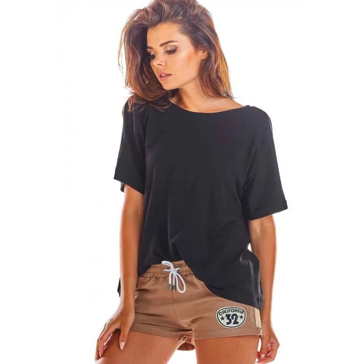 Kényelmes női rövidnadrág bézs színben, rátéttel