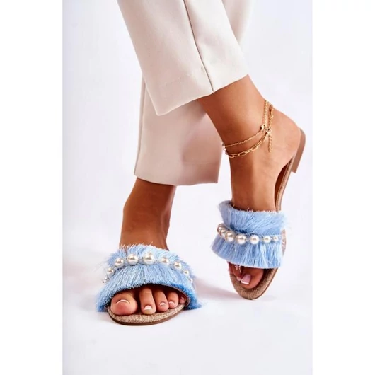 Női kék papucsok, díszítéssel