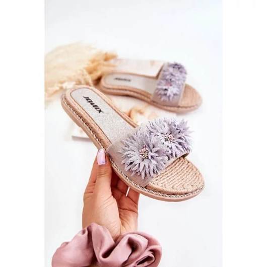 Szürke papucs, hölgyeknek, díszítéssel