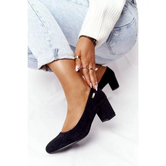 Velúr, fekete női magassarkú