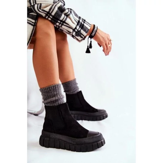 Fekete színű, belebújós női csizma