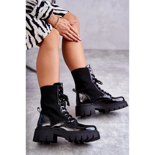 Lakkozott, fekete bakancs, hölgyeknek