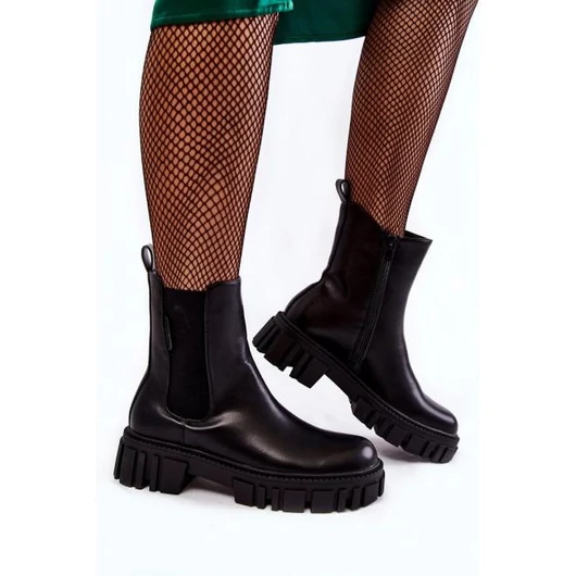 Fekete női csizma, masszív talpon