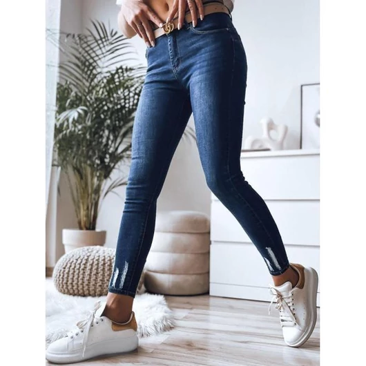 Sötétkék, szűk farmernadrág, magas derékkal