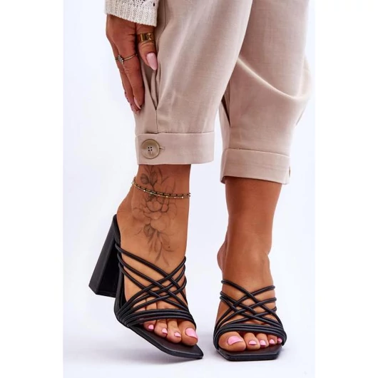 Női papucs, sarokkal és pántokkal