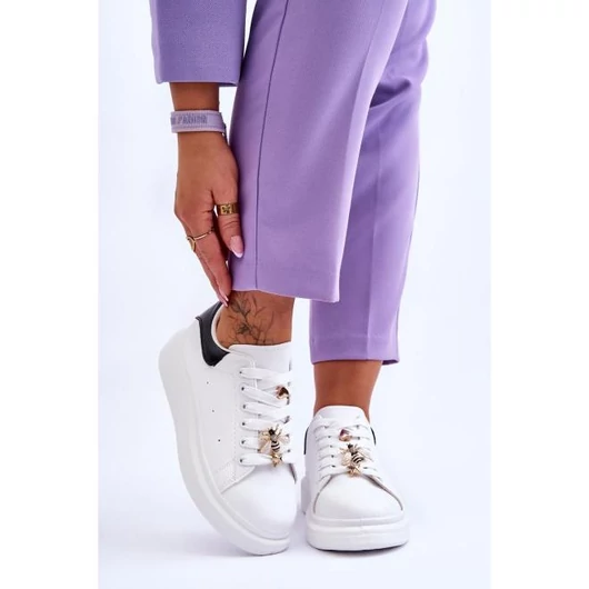 Fehér és fekete, női tornacipő - díszítéssel