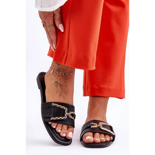 Fekete színű, női papucs, díszítéssel