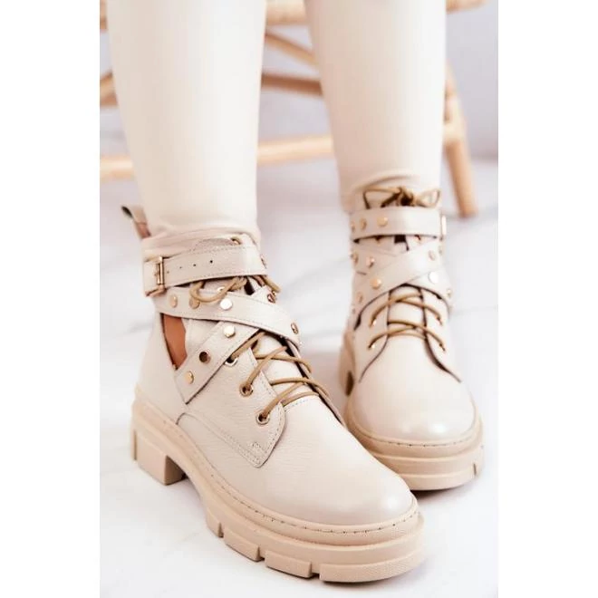 Női bőrcsizma, bézs színben, kivágással