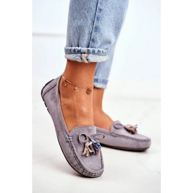 Divatos, velúr mokaszinok, szürke színben, dekoratív bojtokkal