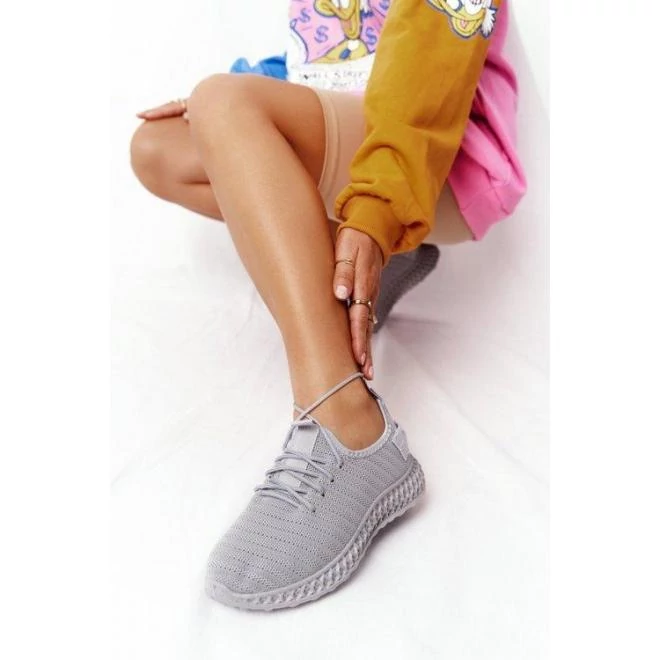 Női tornacipő, szürke színben