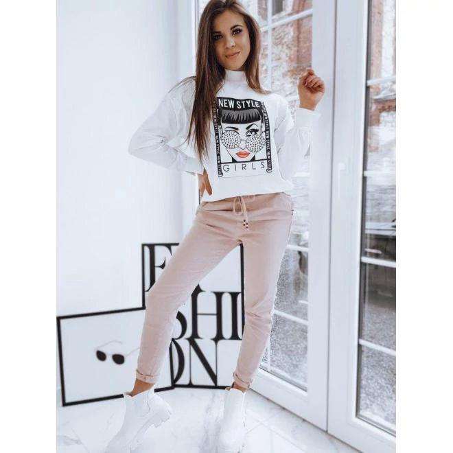 Stílusos fehér pulóver garbóval és mintával hölgyeknek