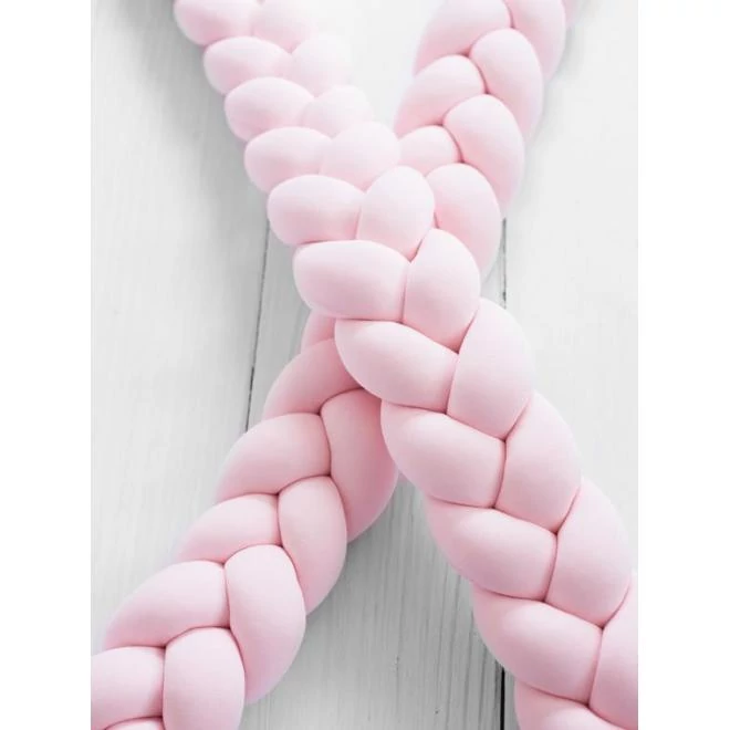 Pasztell rózsaszín színű, fonott rácsvédő a kiságyhoz