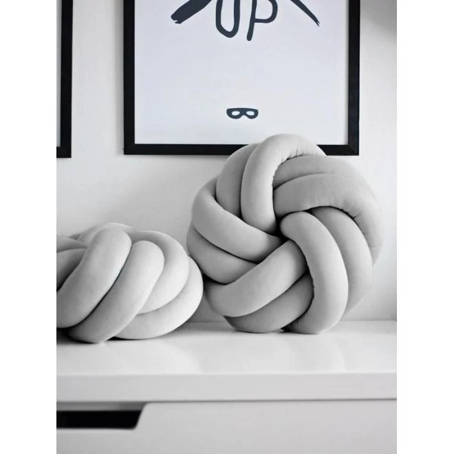 Fonott párna, szürke színben