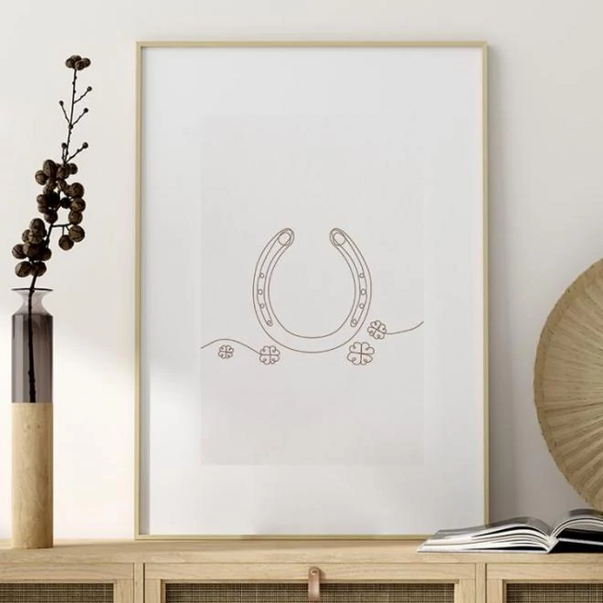 Világos árnyalatú, minimalista poszter, patkó motívummal