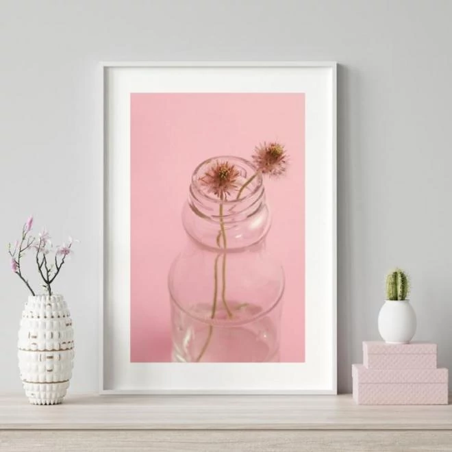 Rózsaszín plakát, virág motívummal