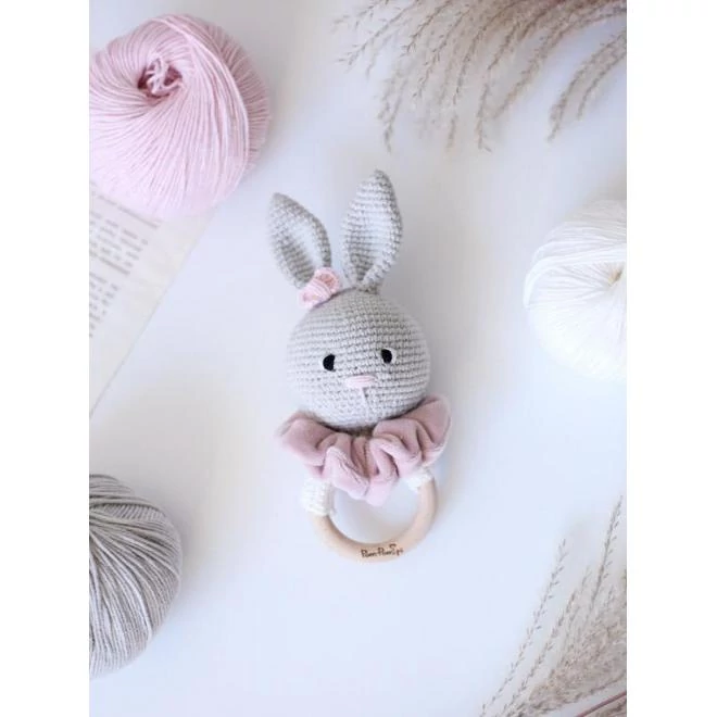 Fából készült rágóka, kézzel horgolt nyúllal