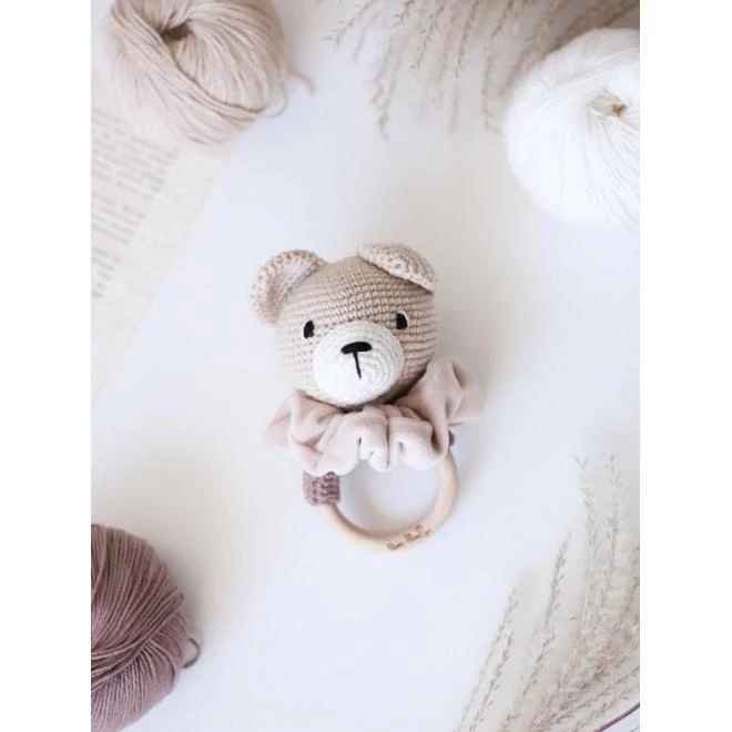 Fából készült rágóka, kézzel horgolt macival