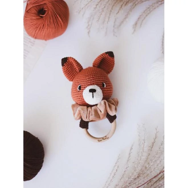Fából készült rágóka, kézzel horgolt rókával