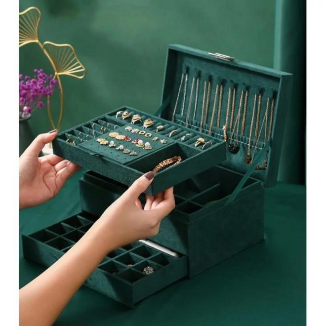 Zöld ékszerdoboz, sok tárolórekesszel