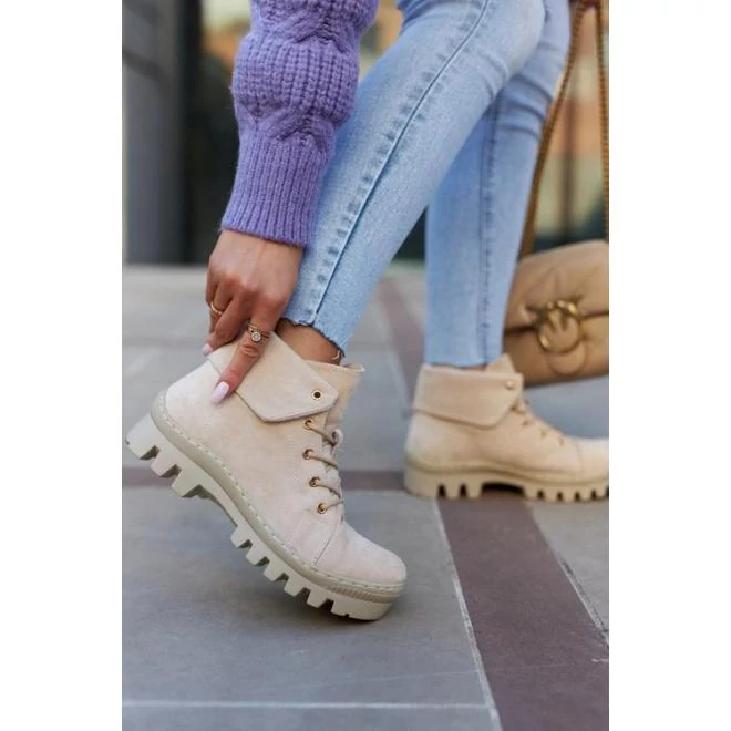 Bézs színű, velúr workers csizma