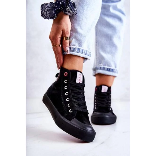 Magas szárú, fekete tornacipő, hölgyeknek