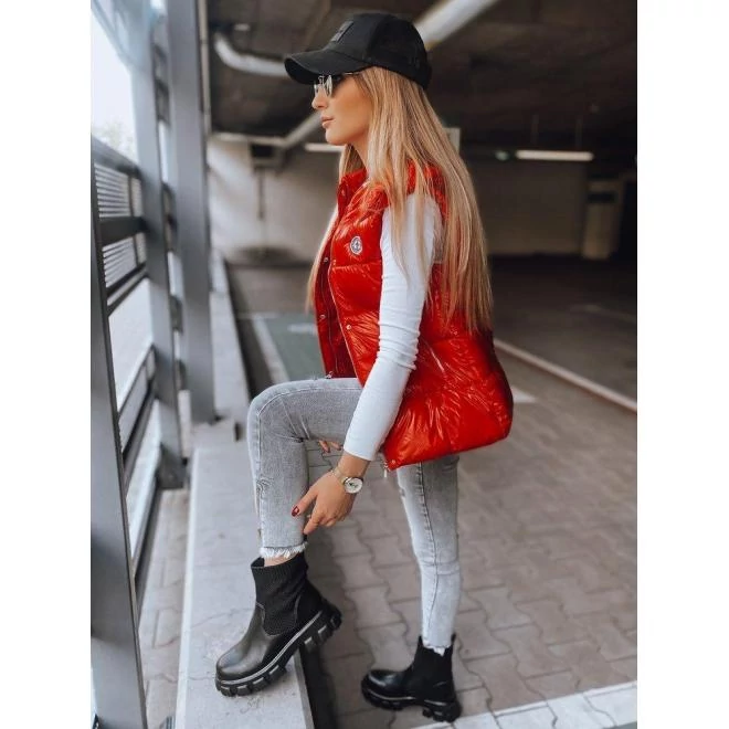 Piros színű steppelt mellény levehető kapucnival hölgyeknek