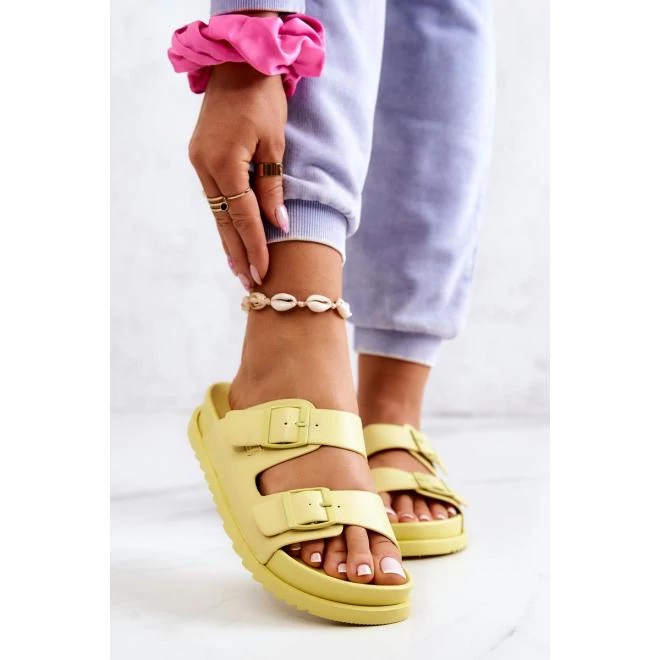 Gumi papucs csattal, sárga színben