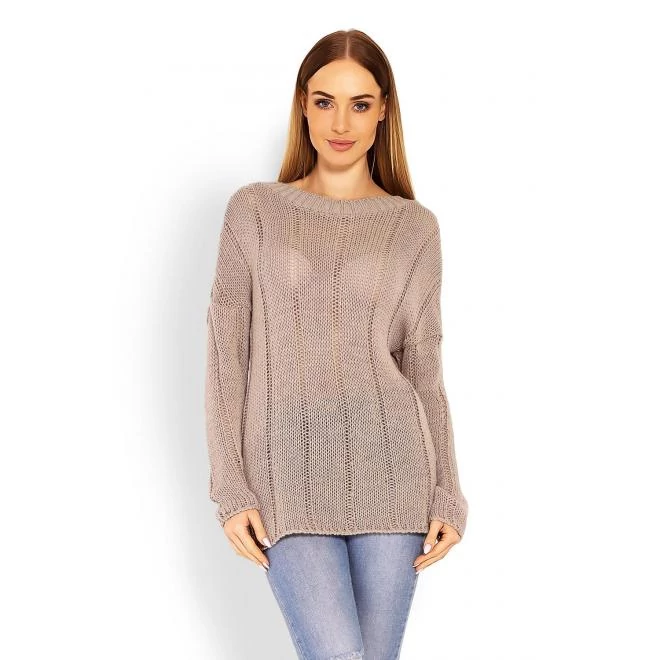 Kőnnyű cappuccino színű szvetter, kivágással a hátán