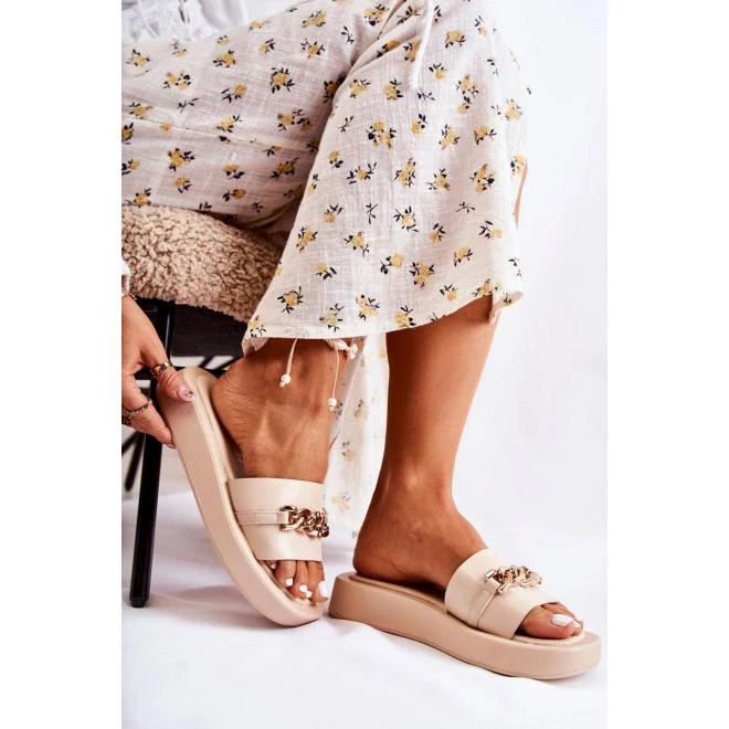 Bézs színű, női papucsok, díszlánccal