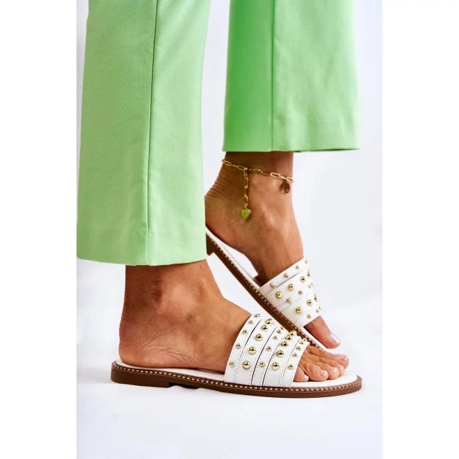 Fehér női papucs, díszítéssel