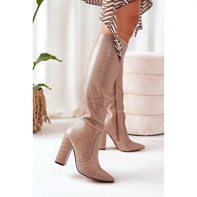 Sötétbézs színű, női magassarkú csizma