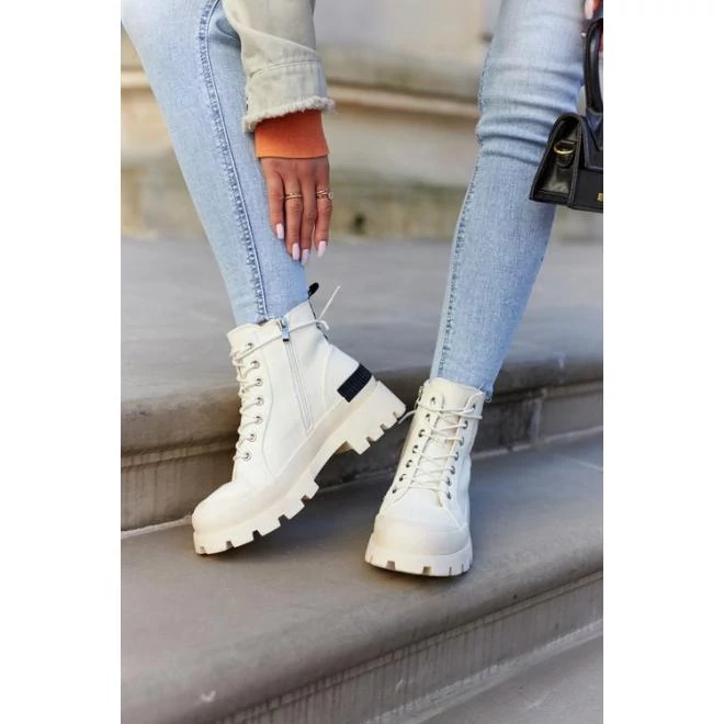 Női cipő, ekrü színben