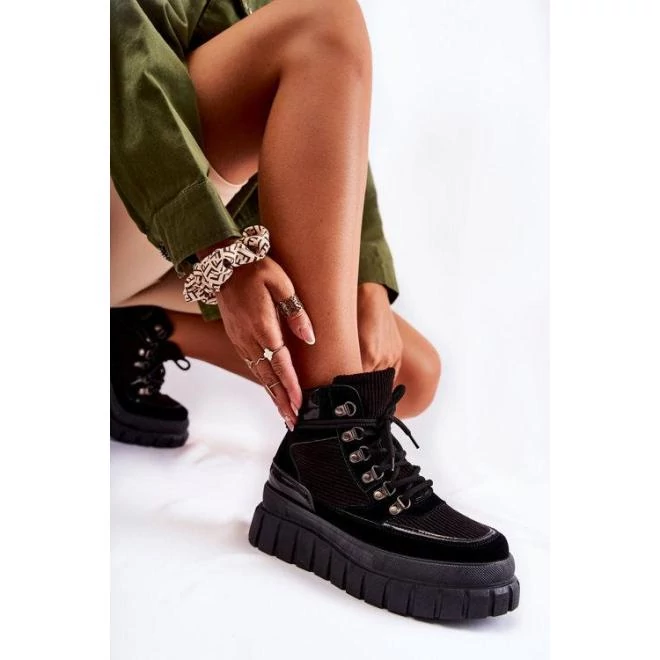 Női platformcsizma, fekete színben