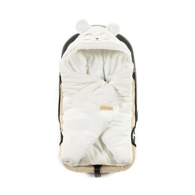 Fehér színű, füles autósülés takaró