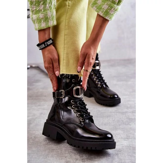 Lakkozott, bélelt női csizma