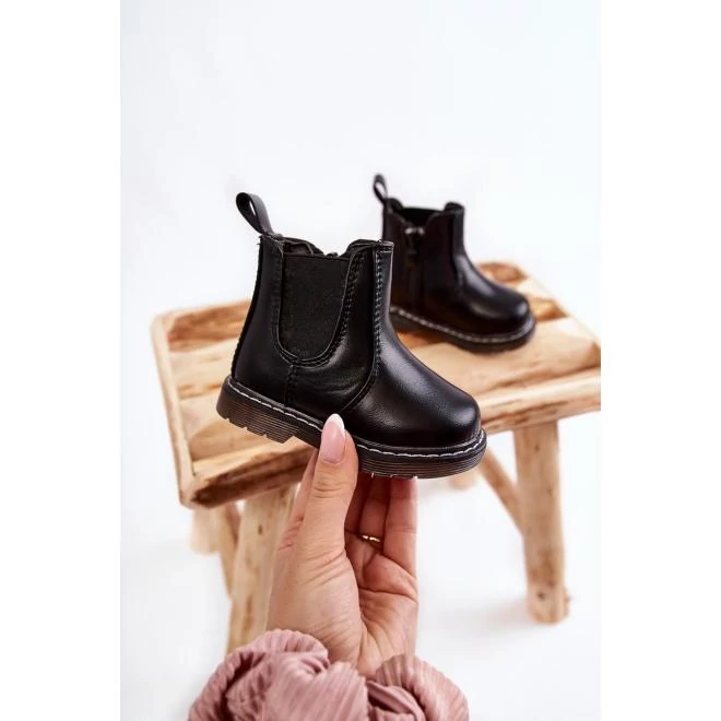 Fekete, matt gyerekcsizma