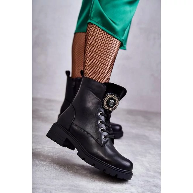 Fekete színű, női bakancs, díszítéssel