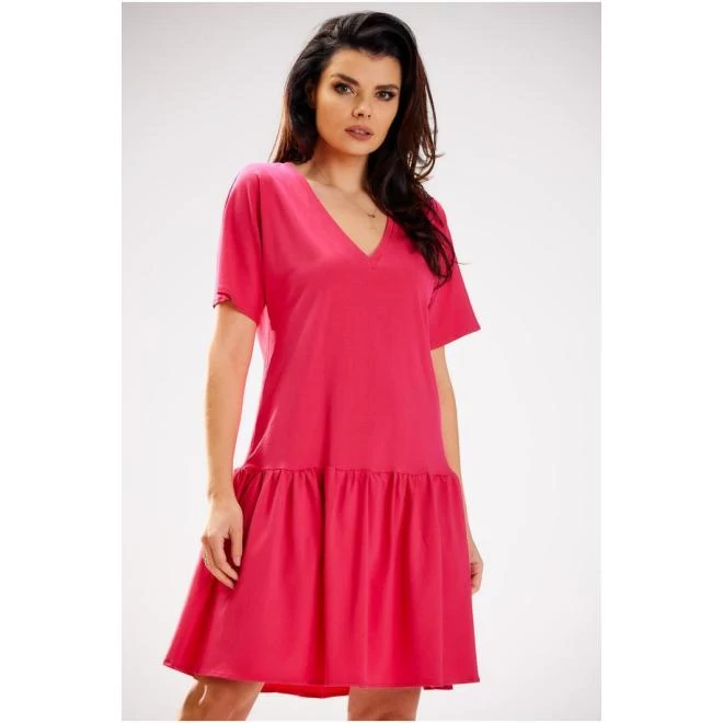 Rózsaszín színű, bő női ruha, fodrokkal