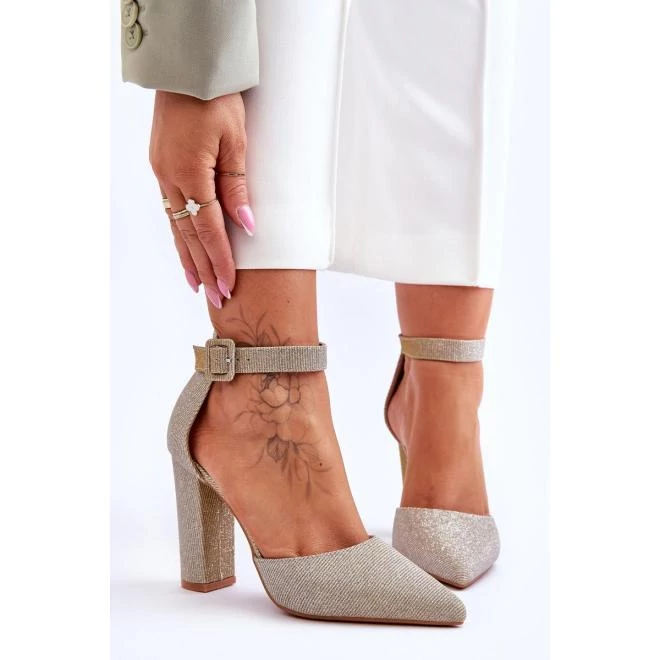 Csillogó, arany suínú, női magassarkú