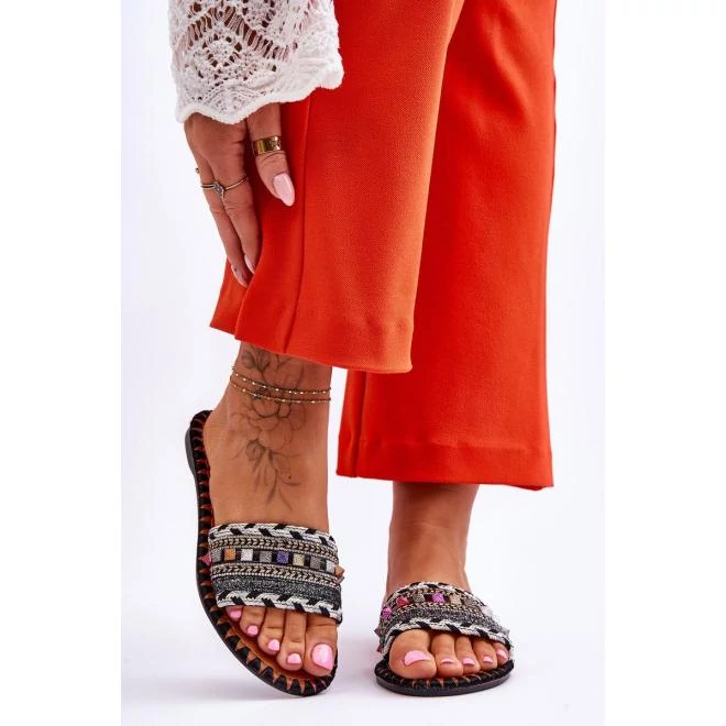 Fekete díszítésű, papucs - hölgyeknek