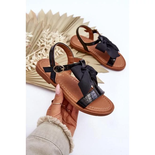 Lakkozott  szandál, fekete színben, lányoknak
